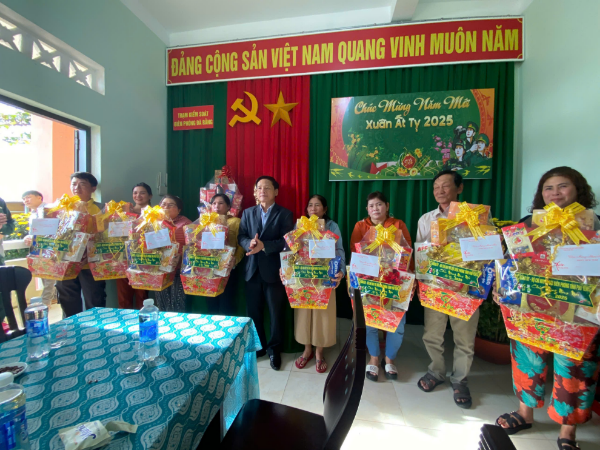 Hình ảnh cho bài viết Lãnh đạo tỉnh chúc tết ngư dân trên biển